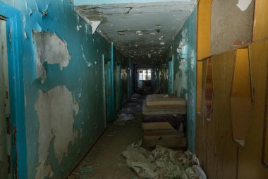 Terk edilmiş evde, harap evin bardel ile döşenmiş olan, ürkütücü iç; Otel; Toplantı nerede? Eski çöken ev; Terk edilmiş evde iç. Zavallı konut çeyrek harabe evde gecekondu