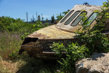 Eski terk edilmiş kırık tekne kıyıda ölür. Küçük bir gemi parçası. Paslı donanımları, midye teknenin altındaki bir koloni. Eski hasarlı tekne