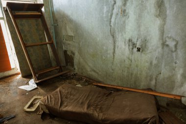 Terk edilmiş evde, harap evin bardel ile döşenmiş olan, ürkütücü iç; Otel; Toplantı nerede? Eski çöken ev; Terk edilmiş evde iç. Zavallı konut çeyrek harabe evde gecekondu