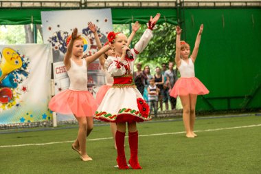 Odessa, Ukrayna -30 Mayıs 2015: Amigo Şampiyonası Ukrayna çocuklar arasında. Çocuk bir güzel parlak dans formla Sportin becerilerini göster. Birçok seyirci ve sporcular. Büyüleyici otantik çocuk