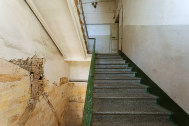 Duvarında çatlaklar. Eski duvar sıva, delik çatlaklar. Çatlamak yayılma denetimi sekme denetim işaretleri. Alçı duvar büyük çatlak