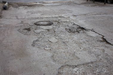 Bozuk yol çukurların ve noktalar, Ukrayna kırık asfalt kılıçla. Büyük delikli çok kötü asfalt yol. Korkunç teknoloji inşaat yollar. Çok sayıda tehlikeli hataları. Kötü yol. Yol onarım