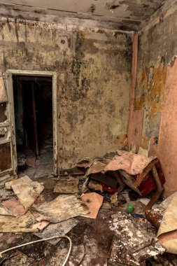 Terk edilmiş evde, harap evin bardel ile döşenmiş olan, ürkütücü iç; Otel; Toplantı nerede? Eski çöken ev; Terk edilmiş evde iç. Zavallı konut çeyrek harabe evde gecekondu