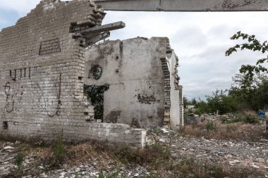 Eski fabrikasının yıkılan binaların iç. Endüstriyel kuruluş kalıntıları, karanlık parçaları fabrika tesislerinde bitki sonucu olarak ekonomik kriz Catacombs, Bodrum, tünel yok.