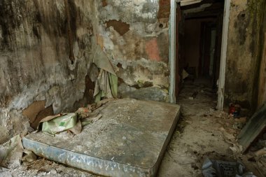 Terk edilmiş evde, harap evin bardel ile döşenmiş olan, ürkütücü iç; Otel; Toplantı nerede? Eski çöken ev; Terk edilmiş evde iç. Zavallı konut çeyrek harabe evde gecekondu
