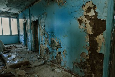 Terk edilmiş evde, harap evin bardel ile döşenmiş olan, ürkütücü iç; Otel; Toplantı nerede? Eski çöken ev; Terk edilmiş evde iç. Zavallı konut çeyrek harabe evde gecekondu