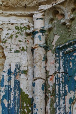 18. yüzyıl eski Barok binanın heykel tasarım detay. Oyma süslemeler, kısma, bayrak ve hanedanlık armaları, süsleme bina cephesinde. Cephe heykel