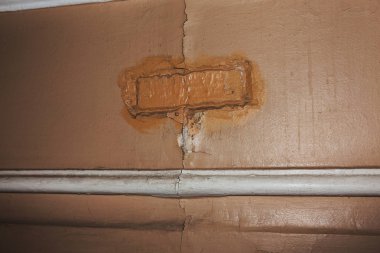 Duvarında çatlaklar. Eski duvar sıva, delik çatlaklar. Çatlamak yayılma denetimi sekme denetim işaretleri. Alçı duvar büyük çatlak