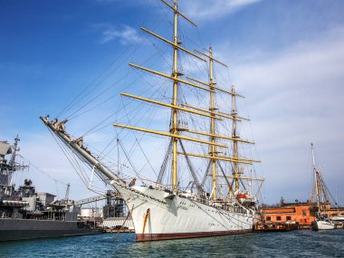 Odessa, Ukrayna - 8 Nisan 2014: Eski Yelkenli limanda kardeşliktir. Yelkenli finansman eksikliği nedeniyle tahrip ve açık denizde yüzme gidemem.