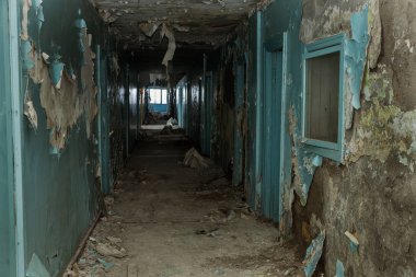 Terk edilmiş evde, harap evin bardel ile döşenmiş olan, ürkütücü iç; Otel; Toplantı nerede? Eski çöken ev; Terk edilmiş evde iç. Zavallı konut çeyrek harabe evde gecekondu