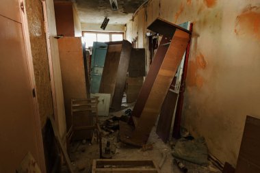 Terk edilmiş evde, harap evin bardel ile döşenmiş olan, ürkütücü iç; Otel; Toplantı nerede? Eski çöken ev; Terk edilmiş evde iç. Zavallı konut çeyrek harabe evde gecekondu