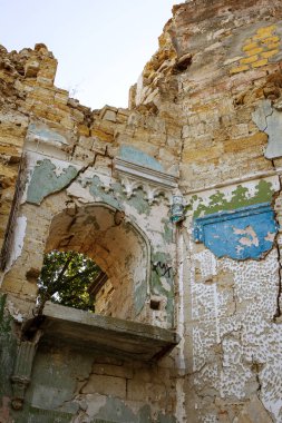 18. yüzyıl eski Barok binanın heykel tasarım detay. Oyma süslemeler, kısma, bayrak ve hanedanlık armaları, süsleme bina cephesinde. Cephe heykel
