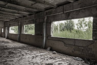 Eski fabrikasının yıkılan binaların iç. Endüstriyel kuruluş kalıntıları, karanlık parçaları fabrika tesislerinde bitki sonucu olarak ekonomik kriz Catacombs, Bodrum, tünel yok.