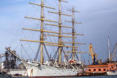 Odessa, Ukrayna - 8 Nisan 2014: Eski Yelkenli limanda kardeşliktir. Yelkenli finansman eksikliği nedeniyle tahrip ve açık denizde yüzme gidemem.