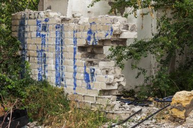 Eski fabrikasının yıkılan binaların iç. Endüstriyel kuruluş kalıntıları, karanlık parçaları fabrika tesislerinde bitki sonucu olarak ekonomik kriz Catacombs, Bodrum, tünel yok.