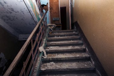 Terk edilmiş evde, harap evin bardel ile döşenmiş olan, ürkütücü iç; Otel; Toplantı nerede? Eski çöken ev; Terk edilmiş evde iç. Zavallı konut çeyrek harabe evde gecekondu