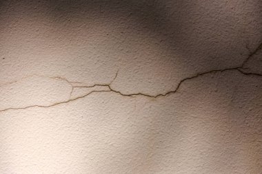 Çatlaklar. Arka plan yüzeyi ile yaratıcı çatlaklar. Yaratıcı tasarım düzen için arka plan olarak Web çatlaklar. Çimento tabakasının taş yüzeyi derin çatlaklar oluşan bir ağ ile. Endişeli appearanc