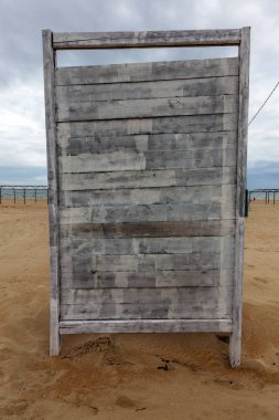 Arka plan doku duvar eski boya peeling ile. Eski ahşap arka plan ağaç eski boya artıkları parçaları kalıntıları ile. Doku eski ağaç bir kurulu ile boya, antika arka plan soyulması boya