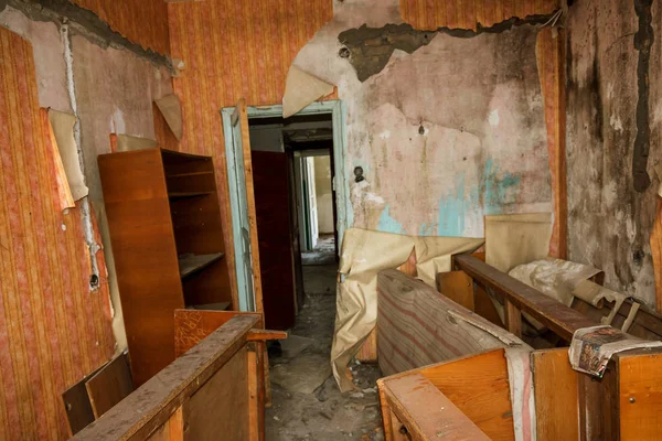 Verlaten Huis Spooky Interieur Van Verwoeste Huis Met Ingerichte Kamers — Stockfoto