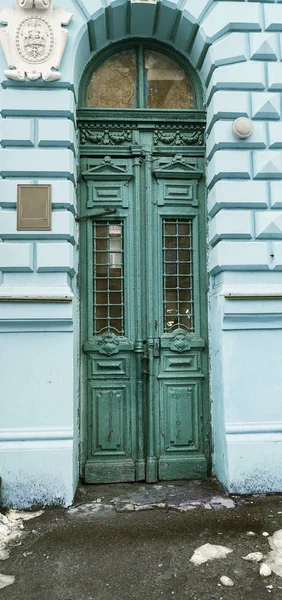 Eski ahşap kapı. Antik antika eski bir duvar ahşap. Antik dekoratif ahşap kapı. Tarihi sanat stil cephe elit bir pahalı antika kapı. Ahşap arka plan, eski ön kapı, vintage öğesi