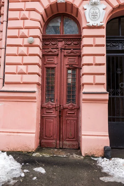 Eski ahşap kapı. Antik antika eski bir duvar ahşap. Antik dekoratif ahşap kapı. Tarihi sanat stil cephe elit bir pahalı antika kapı. Ahşap arka plan, eski ön kapı, vintage öğesi