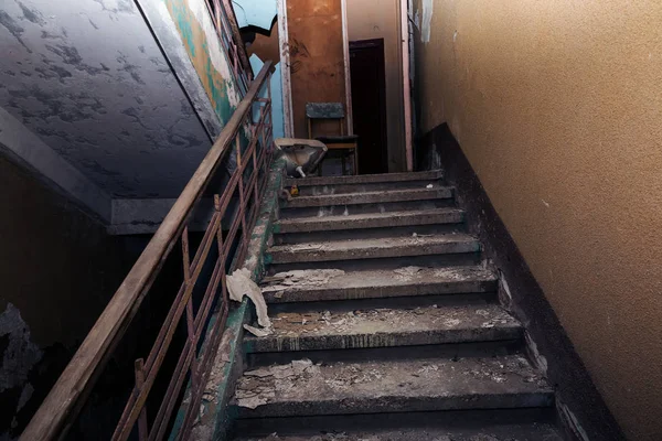 Terk edilmiş evde, harap evin bardel ile döşenmiş olan, ürkütücü iç; Otel; Toplantı nerede? Eski çöken ev; Terk edilmiş evde iç. Zavallı konut çeyrek harabe evde gecekondu