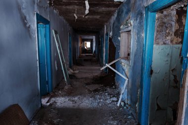 Terk edilmiş evde, harap evin bardel ile döşenmiş olan, ürkütücü iç; Otel; Toplantı nerede? Eski çöken ev; Terk edilmiş evde iç. Zavallı konut çeyrek harabe evde gecekondu