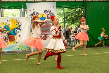 Odessa, Ukrayna -30 Mayıs 2015: Amigo Şampiyonası Ukrayna çocuklar arasında. Çocuk bir güzel parlak dans formla Sportin becerilerini göster. Birçok seyirci ve sporcular. Büyüleyici otantik çocuk