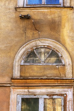 Vintage çatlaklar arka plan. Arka plan yüzeyi ile yaratıcı çatlaklar. Düzen için yaratıcı tasarım için arka plan olarak Web çatlaklar. doku derin çatlaklar ağ ile çimento tabakasının taş yüzeydir