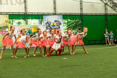 Odessa, Ukrayna -30 Mayıs 2015: Amigo Şampiyonası Ukrayna çocuklar arasında. Çocuk bir güzel parlak Sportin ile form pakazyvayut becerilerini dans..