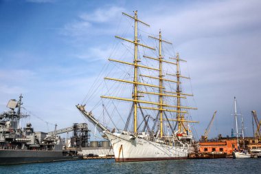 Odessa, Ukrayna - 8 Nisan 2014: Eski Yelkenli limanda kardeşliktir. Yelkenli finansman eksikliği nedeniyle tahrip ve açık denizde yüzme gidemem.