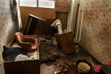 Terk edilmiş evde, harap evin bardel ile döşenmiş olan, ürkütücü iç; Otel; Toplantı nerede? Eski çöken ev; Terk edilmiş evde iç. Zavallı konut çeyrek harabe evde gecekondu