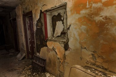 Terk edilmiş evde, harap evin bardel ile döşenmiş olan, ürkütücü iç; Otel; Toplantı nerede? Eski çöken ev; Terk edilmiş evde iç. Zavallı konut çeyrek harabe evde gecekondu