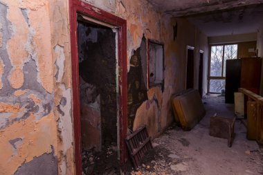 Terk edilmiş evde, harap evin bardel ile döşenmiş olan, ürkütücü iç; Otel; Toplantı nerede? Eski çöken ev; Terk edilmiş evde iç. Zavallı konut çeyrek harabe evde gecekondu