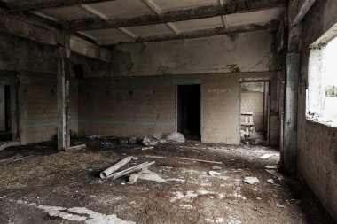 Eski fabrikasının yıkılan binaların iç. Endüstriyel kuruluş kalıntıları, karanlık parçaları fabrika tesislerinde bitki sonucu olarak ekonomik kriz Catacombs, Bodrum, tünel yok.