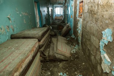 Terk edilmiş evde, harap evin bardel ile döşenmiş olan, ürkütücü iç; Otel; Toplantı nerede? Eski çöken ev; Terk edilmiş evde iç. Zavallı konut çeyrek harabe evde gecekondu