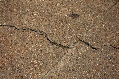 Çatlaklar. Arka plan yüzeyi ile yaratıcı çatlaklar. Yaratıcı tasarım düzen için arka plan olarak Web çatlaklar. Çimento tabakasının taş yüzeyi derin çatlaklar oluşan bir ağ ile. Endişeli görünüm