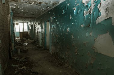 Terk edilmiş evde, harap evin bardel ile döşenmiş olan, ürkütücü iç; Otel; Toplantı nerede? Eski çöken ev; Terk edilmiş evde iç. Zavallı konut çeyrek harabe evde gecekondu