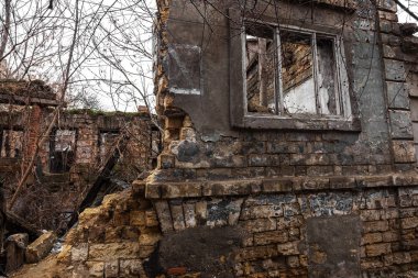 Eski fabrikasının yıkılan binaların iç. Endüstriyel kuruluş kalıntıları, karanlık parçaları fabrika tesislerinde bitki sonucu olarak ekonomik kriz Catacombs, Bodrum, tünel yok.