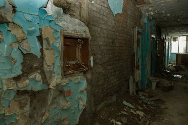 Terk edilmiş evde, harap evin bardel ile döşenmiş olan, ürkütücü iç; Otel; Toplantı nerede? Eski çöken ev; Terk edilmiş evde iç. Zavallı konut çeyrek harabe evde gecekondu