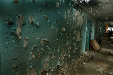 Terk edilmiş evde, harap evin bardel ile döşenmiş olan, ürkütücü iç; Otel; Toplantı nerede? Eski çöken ev; Terk edilmiş evde iç. Zavallı konut çeyrek harabe evde gecekondu