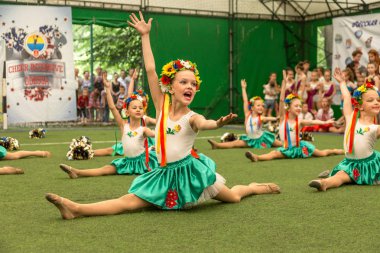 Odessa, Ukrayna -30 Mayıs 2015: Amigo Şampiyonası Ukrayna çocuklar arasında. Çocuk bir güzel parlak dans formla Sportin becerilerini göster. Birçok seyirci ve sporcular. Büyüleyici otantik çocuk