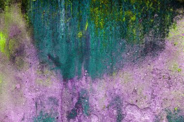 Soyut boya lekeleri şehir evlerin duvarlarında. Güzel sokak sanat graffiti. Şehir surlarındaki moda renklerin yaratıcı soyut çizimler. Soyut şık çizim, grafiti parçası