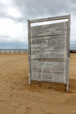 Arka plan doku duvar eski boya peeling ile. Eski ahşap arka plan ağaç eski boya artıkları parçaları kalıntıları ile. Doku eski ağaç bir kurulu ile boya, antika arka plan soyulması boya