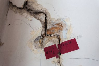 Duvarında çatlaklar. Eski duvar sıva, delik çatlaklar. Çatlamak yayılma denetimi sekme denetim işaretleri. Alçı duvar büyük çatlak