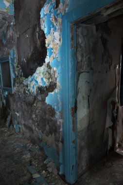 Terk edilmiş evde, harap evin bardel ile döşenmiş olan, ürkütücü iç; Otel; Toplantı nerede? Eski çöken ev; Terk edilmiş evde iç. Zavallı konut çeyrek harabe evde gecekondu