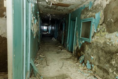 Terk edilmiş evde, harap evin bardel ile döşenmiş olan, ürkütücü iç; Otel; Toplantı nerede? Eski çöken ev; Terk edilmiş evde iç. Zavallı konut çeyrek harabe evde gecekondu