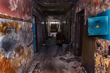 Terk edilmiş evde, harap evin bardel ile döşenmiş olan, ürkütücü iç; Otel; Toplantı nerede? Eski çöken ev; Terk edilmiş evde iç. Zavallı konut çeyrek harabe evde gecekondu