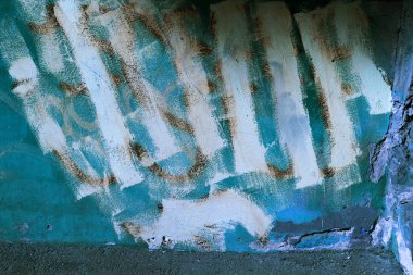 Eski beton duvar soyut konturlar ve boya lekeleri tarafından bozulmuş. Beton, yıpranmış, duvarı, hasarlı boya yıpranmış. sanatsal doku duvar. Boyalı kötü yüzey çatlak kaşıdı.