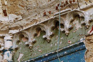 18. yüzyıl eski Barok binanın heykel tasarım detay. Oyma süslemeler, kısma, bayrak ve hanedanlık armaları, süsleme bina cephesinde. Cephe heykel